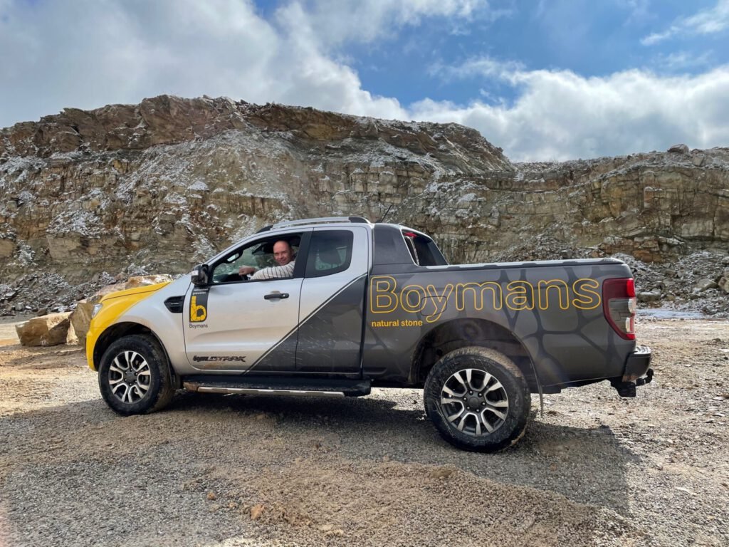 Ron in auto in Arkose groeve